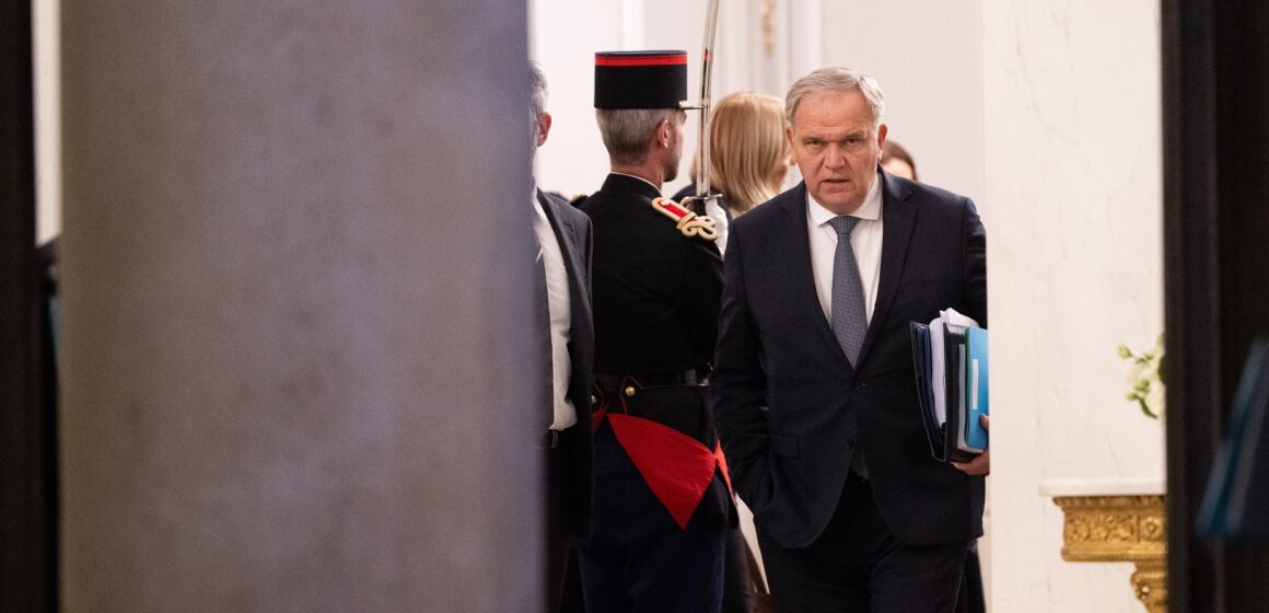 Ministre auprès du Premier ministre chargé des Outre-mer, François-Noël Buffet quitte l'Elysée après le conseil des ministres hebdomadaires au cours duquel le budget 2025 a été présenté le 10 octobre 2024 à Paris. Photo : Jeanne Accorsini / Sipa