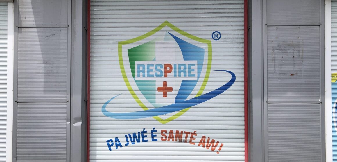 L'affaire Respire + (Respire plus), du nom de l'entreprise créée en mai 2020 pour fabriquer des masques chirurgicaux au début de la pandémie de covid-19, a été jugée le 17 octobre à Pointe-à-Pitre