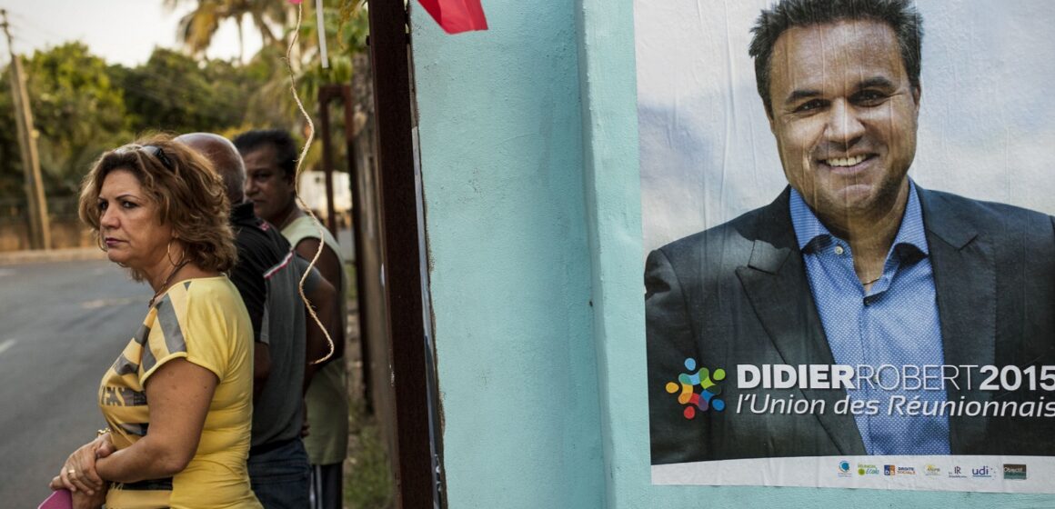 Les gens attendent un rassemblement du candidat aux élections régionales Didier Robert, à Saint Pierre, Ile de la Réunion, 11 décembre 2015. Après les résultats du premier tour, le président sortant affrontera une union de la gauche et du centre. Photo : Arnaud Andrieu / Sipa