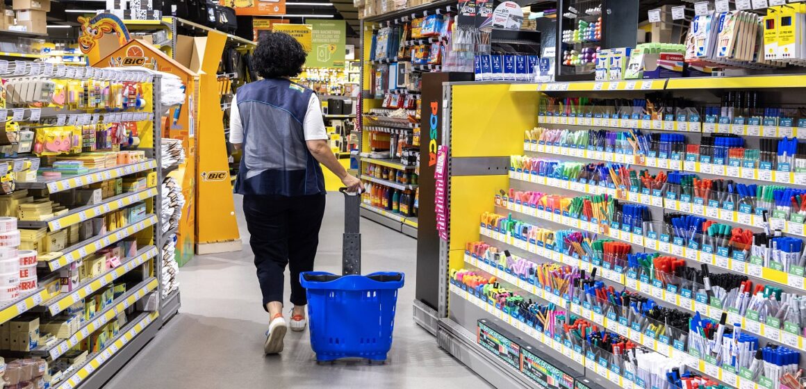 Achats des fournitures scolaires pour la rentrée des classes dans un établissement Bureau Vallée en France. Photo : Syspeo / Sipa