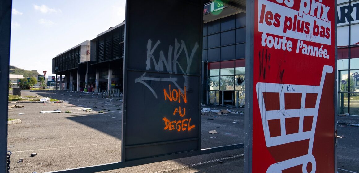 La zone industrielle de Ducos à l'ouest du centre-ville de Nouméa, l’une des principales de Nouvelle-Calédonie avec ses entrepôts, ses commerces et ses entreprises de services, a été l'une des plus touchés lors des révoltes et émeutes de 2024. Photo : Nicolas Job / Sipa