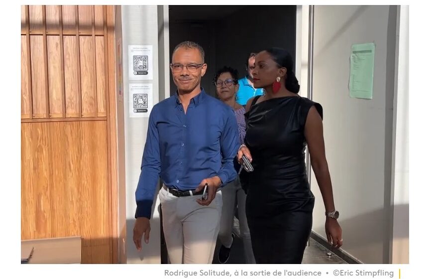 Capture écran Guadeloupe la 1ère, photo Éric Stimpfling. Rodrique Solitude après l'audience de délibéré au tribunal correctionnel de Pointe-à-Pitre le 21 novembre 2024.