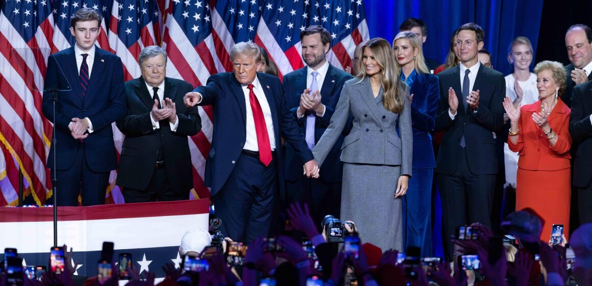 Entouré de membres de sa famille et de partisans, Donald Trump prononce son discours d'acceptation lors de sa soirée électorale au centre de congrès du comté de Palm Beach après avoir été élu 47e président des États-Unis le 5 novembre 2024. Photo : Damon Higgins / The Palm Beach Réseau Post / Sipa USA