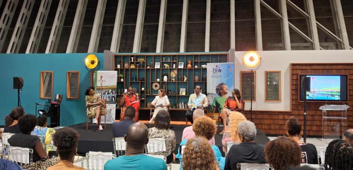 Ce samedi 23 novembre, l’aéroport Guadeloupe Maryse-Condé a accueilli une soirée artistique en hommage à l’écrivaine guadeloupéenne. Photo : FB Région Guadeloupe